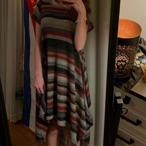 A short sleeve colorful dress, with a zig zag cut.